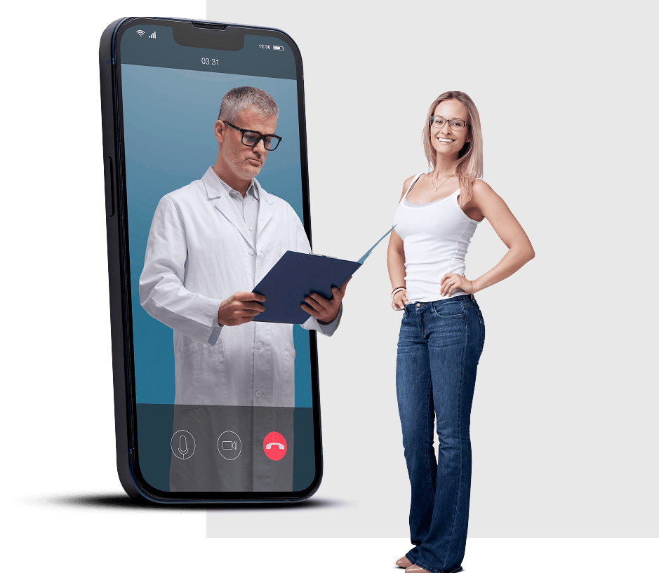 Mulher sorridente ao lado de um smartphone exibindo um médico em chamada de vídeo
