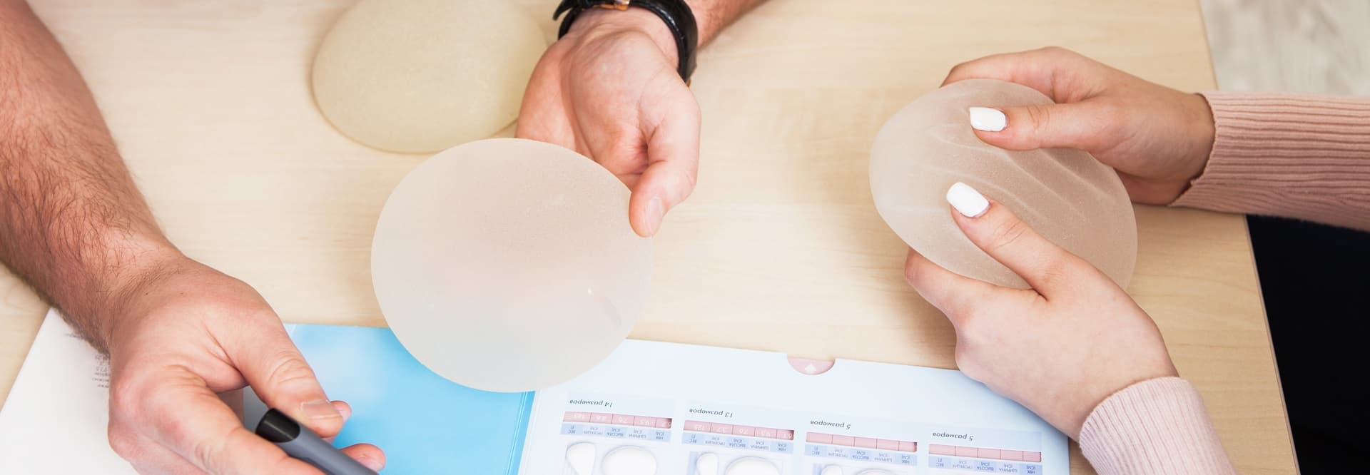 Consulta com próteses de silicone sobre tabela de modelos e tamanhos
