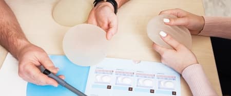 Consulta com próteses de silicone sobre tabela de modelos e tamanhos