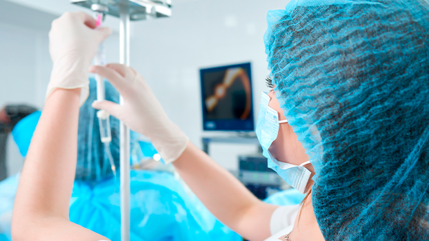 anestesista preparando a anestesia para a cirurgia de prótese de silicone